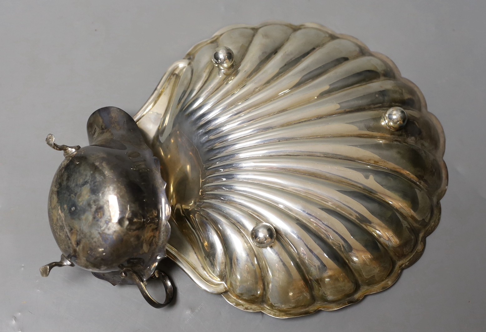 An Edwardian silver shell shaped dish, Atkin Brothers, Sheffield, 1904, 28.1cm and a silver sauceboat, 13.3oz.